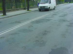 Miechów. Przed skrzyżowaniem ul. Racławickiej z ul. Szpitalną.